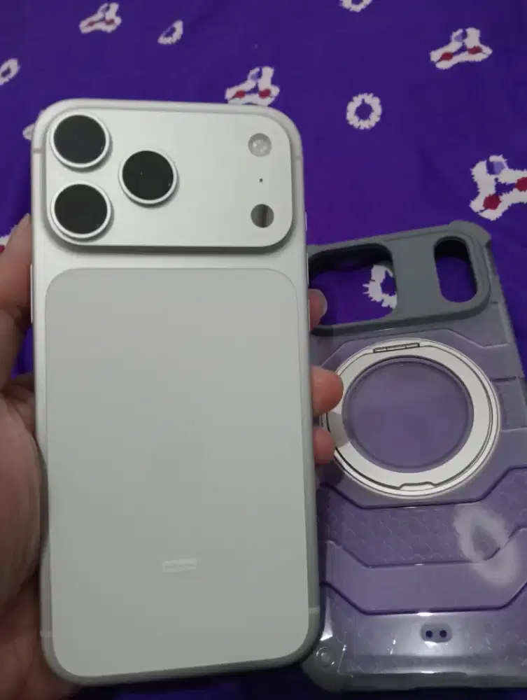 iphone 17 Promax silver/putih