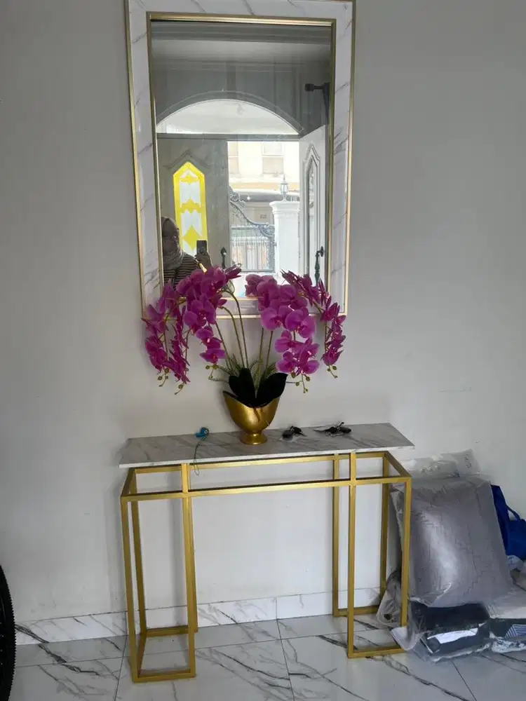Meja bufet dan cermin