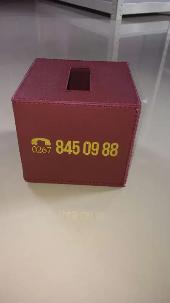 Kotak tisu souvenir embos logo promosi