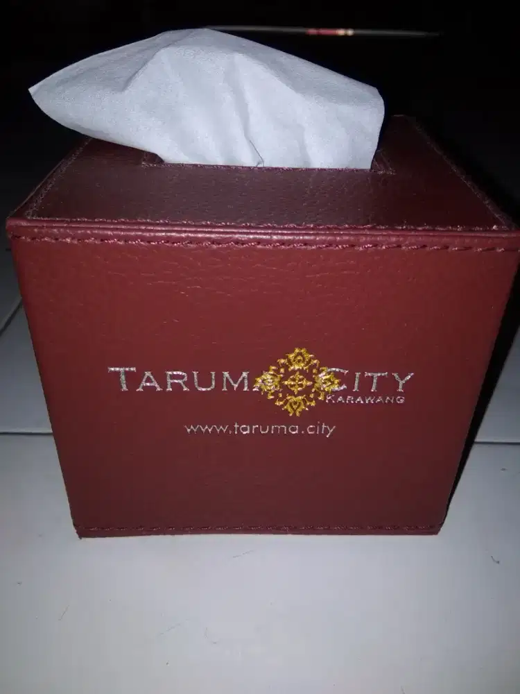 Kotak tisu souvenir embos logo promosi