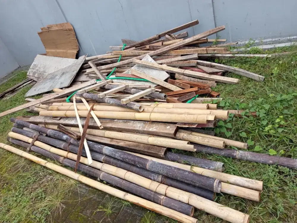 Kayu balok bambu kaso triplek bekas proyek lokasi cikunir