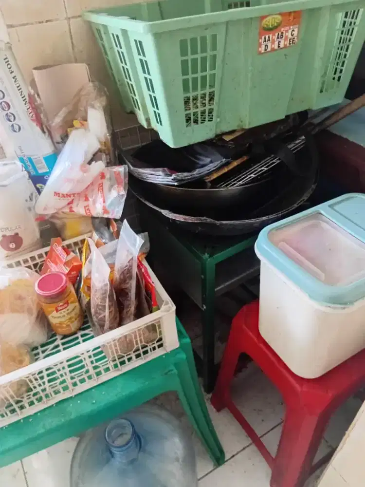 kompor,meja,kursi,kasur ,piring borongan