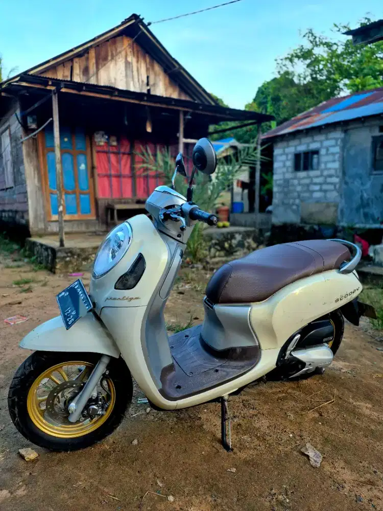 Scoopy 2021 Prestige warna putih