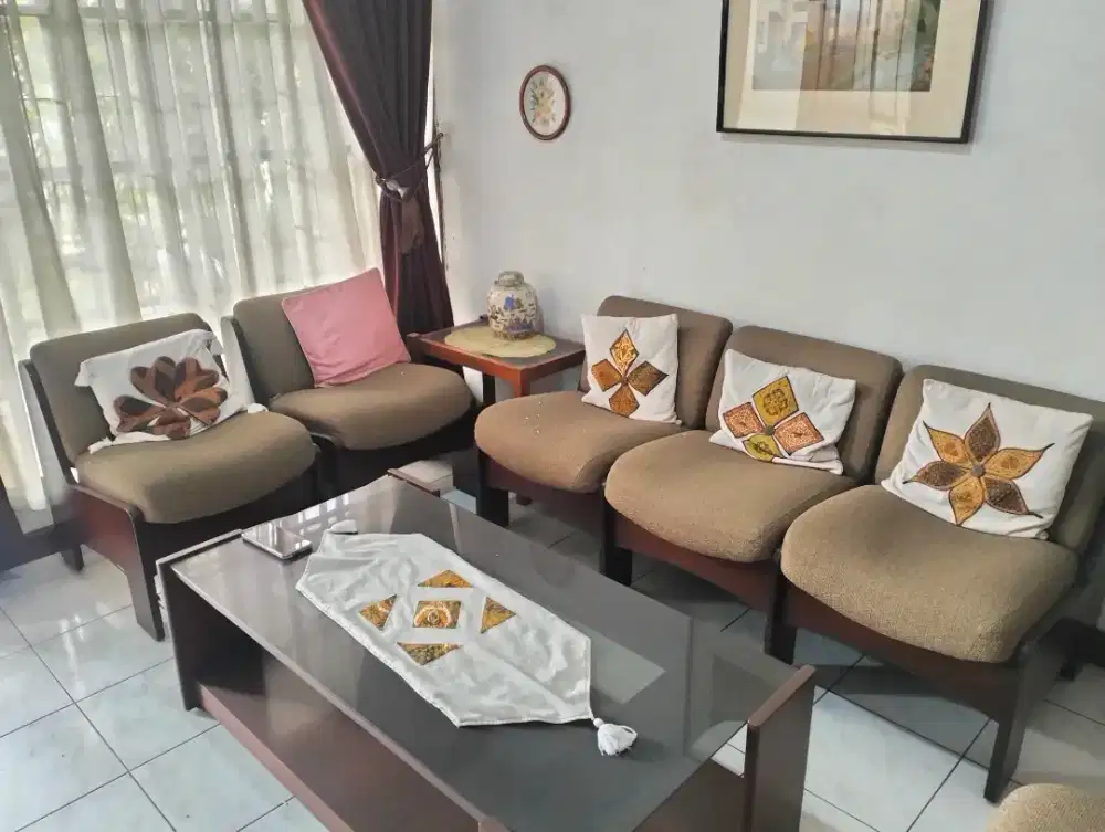 Dijual murah Kursi dan meja ruangan