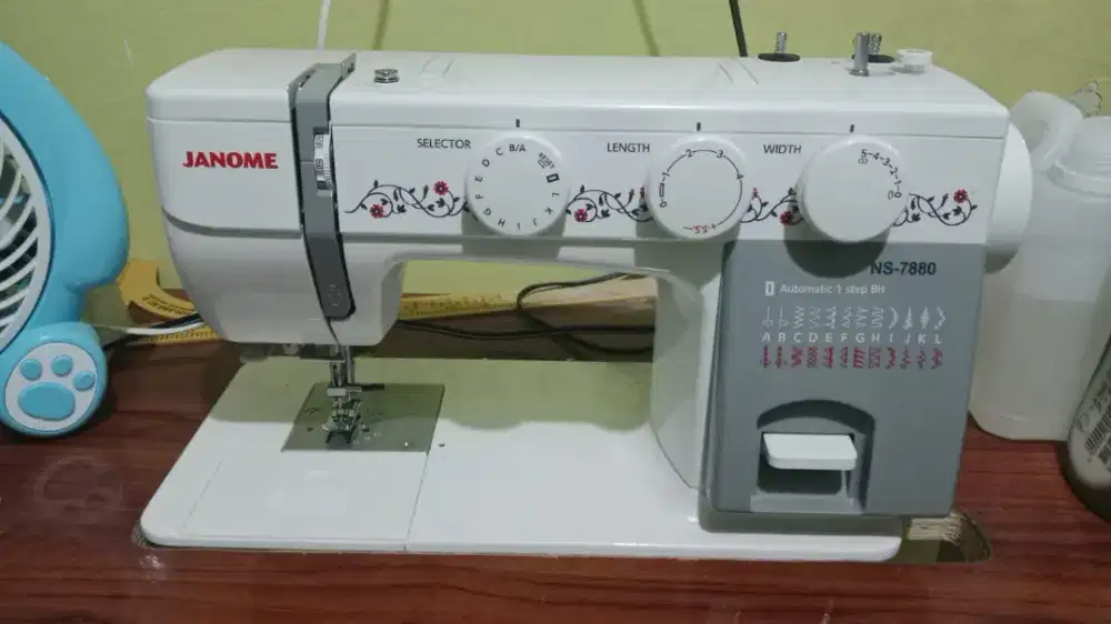 Dijual cepat mesin jahit Janome NS7880 likenew