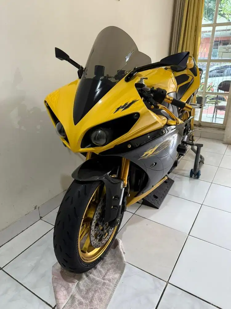 2011 YAMAHA R1 Crossplane Black Yellow Edition