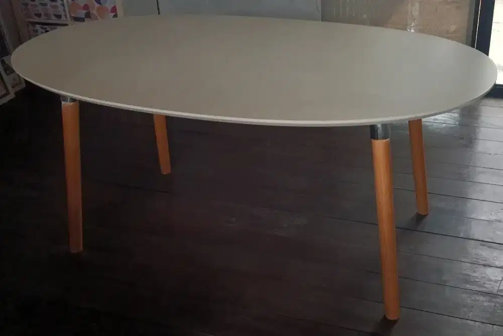 Meja makan oval,kondisi bagus