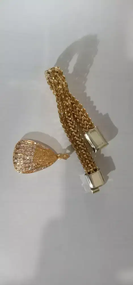 Perhiasan imitasi gelang dan liontin