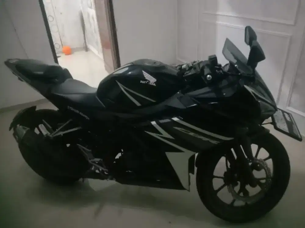 CBR 150R merah hitam warna aslinya