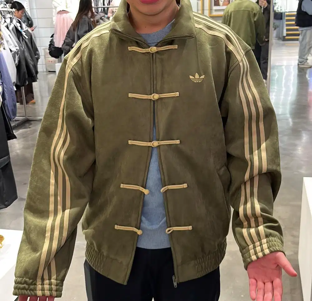 ADIDAS CHEONGSAM • BARU! • BELI ASLI DI CHINA, ADA BON, BELUM DIBUKA.