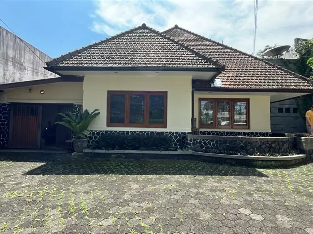 Rumah Main Road Jl. Cipaganti Sangat Strategis di Bandung