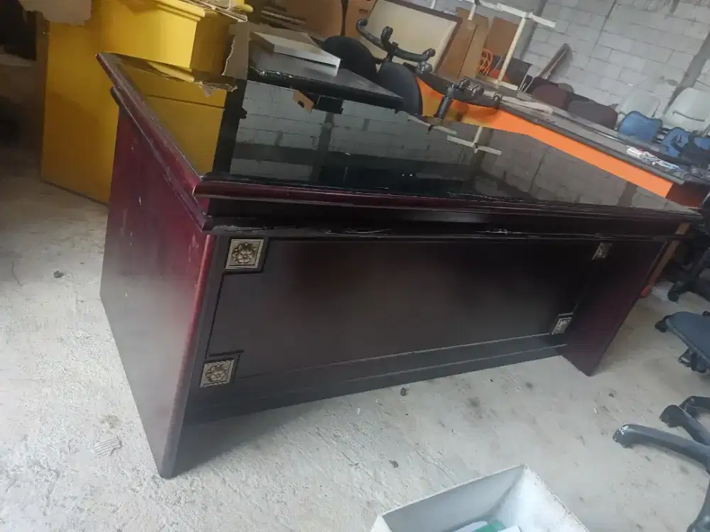 Meja kantor/kerja manager besar, dr multipleks tebal, bekas,, bagus