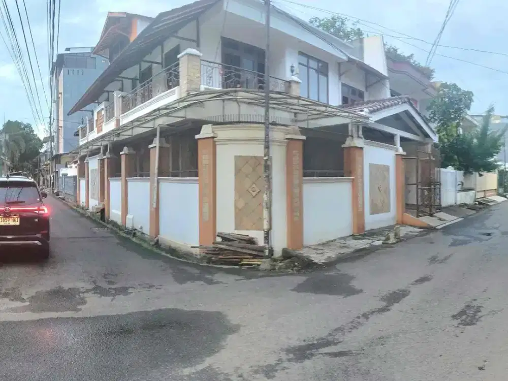 JUAL RUMAH HUK TANJUNG DUREN 2.5 LANTAI  SEMIFURNISH DEPAN LAPANGAN OLAHRAGA