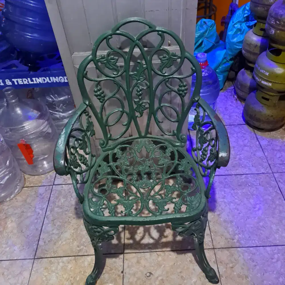 Kursi taman besi kuno