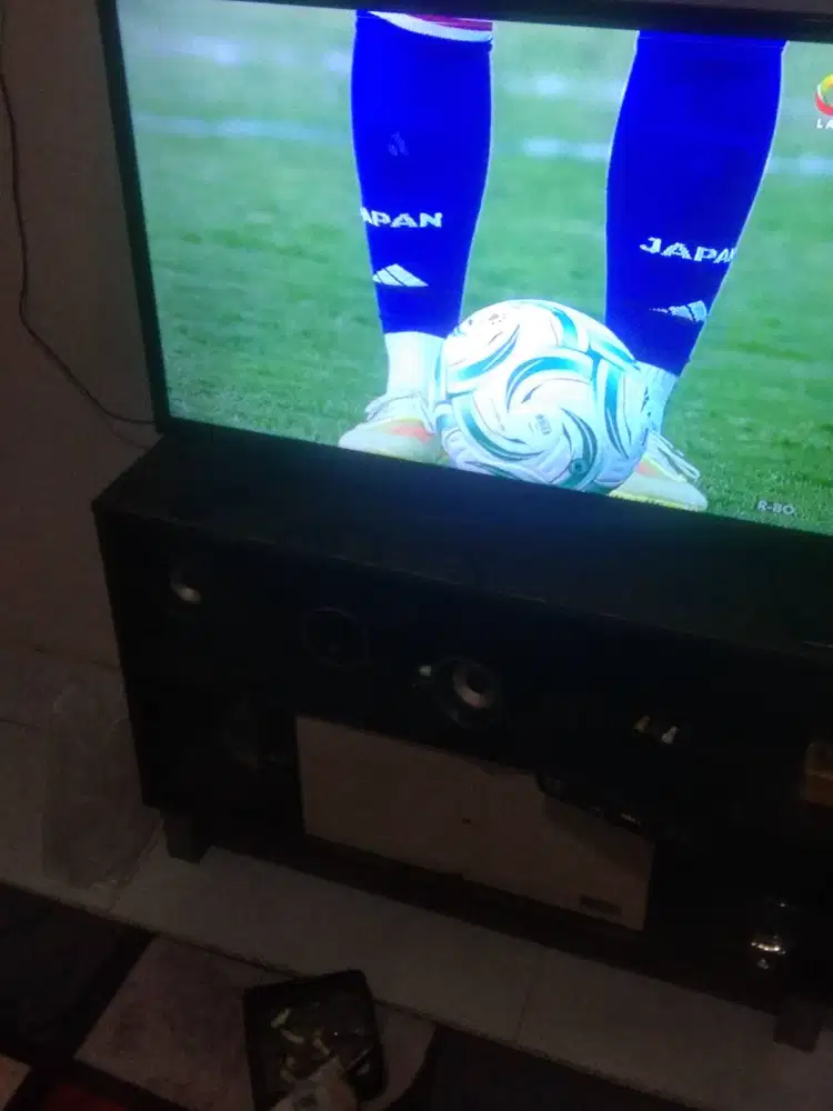 Di jual satu set tv LED Polytron 32 +stb + speaker +rak nya