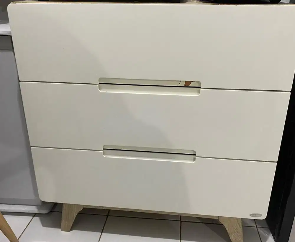 Lemari Putih 3 laci