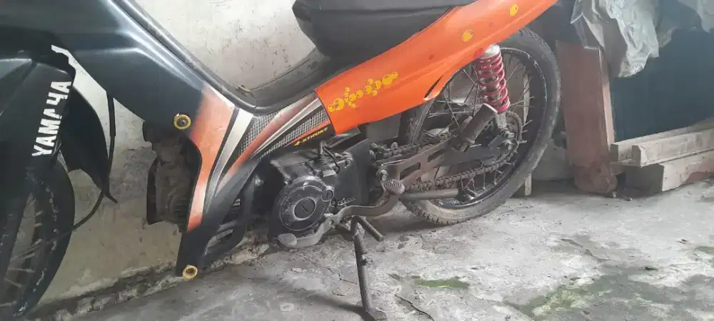 Vega r tahun 2011 di jual apa adanya mesin mati lama ada di teras