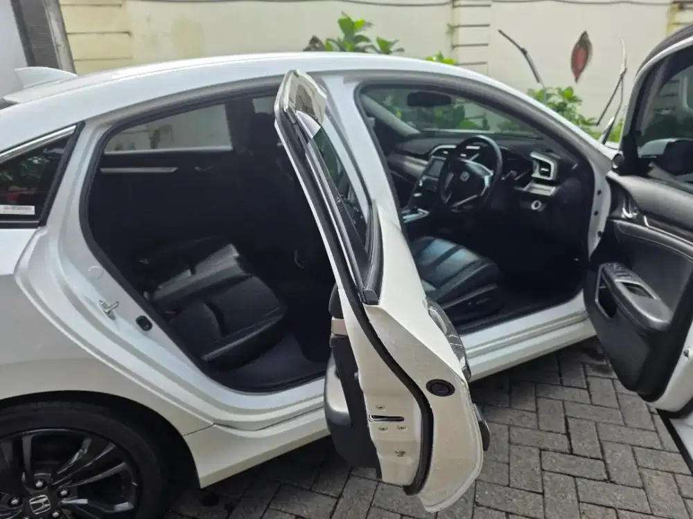 Dijual Honda Civic 1.5L Turbo ES Sedan 2020 Pemakaian 2021