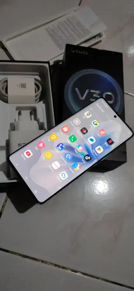 Vivo V30 5G ram 8/256 lengkap ORI mulus 96%