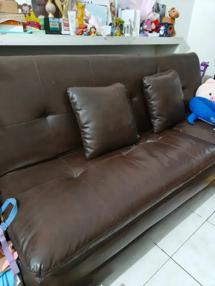 Dijual sofa bed kondisi 85% dari kulit sintetis