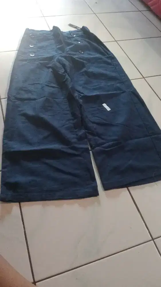 Celana kulot warna biru dongker