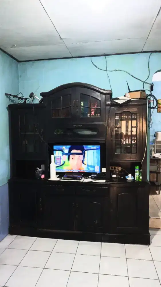 Lemari pajangan tv kayu jati