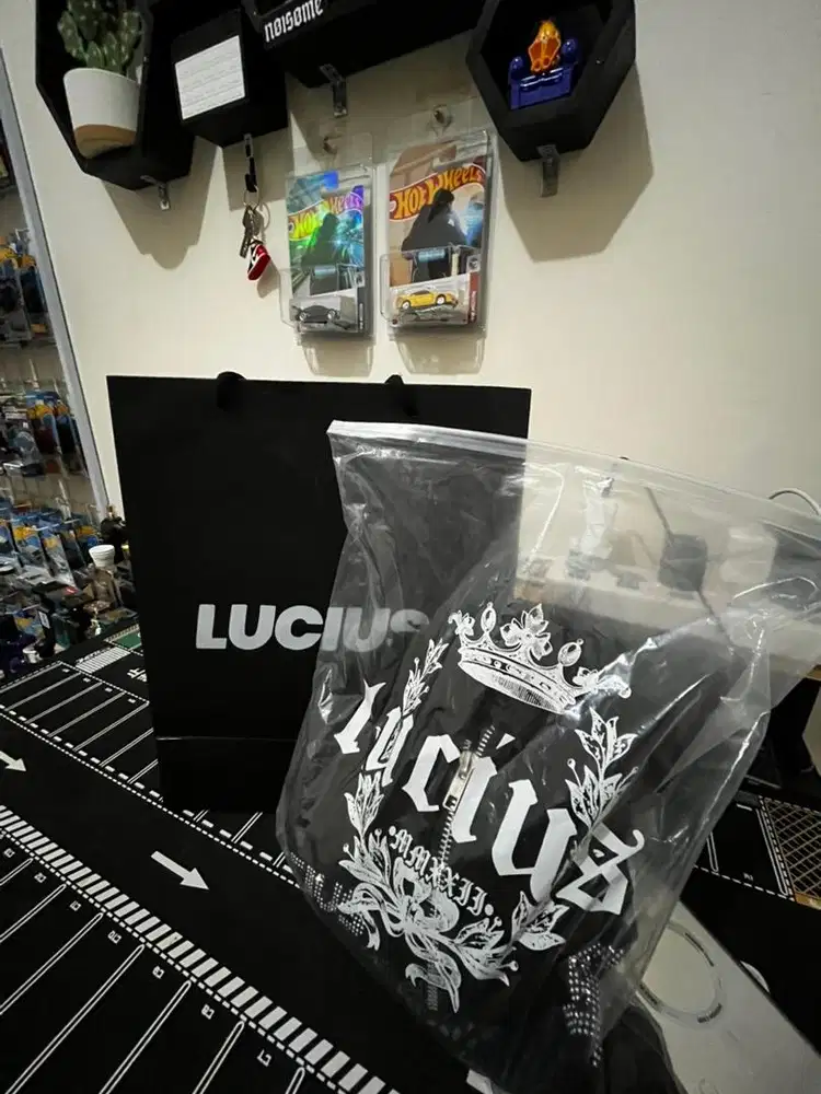 LUCIUS CRYSTAL BLACK