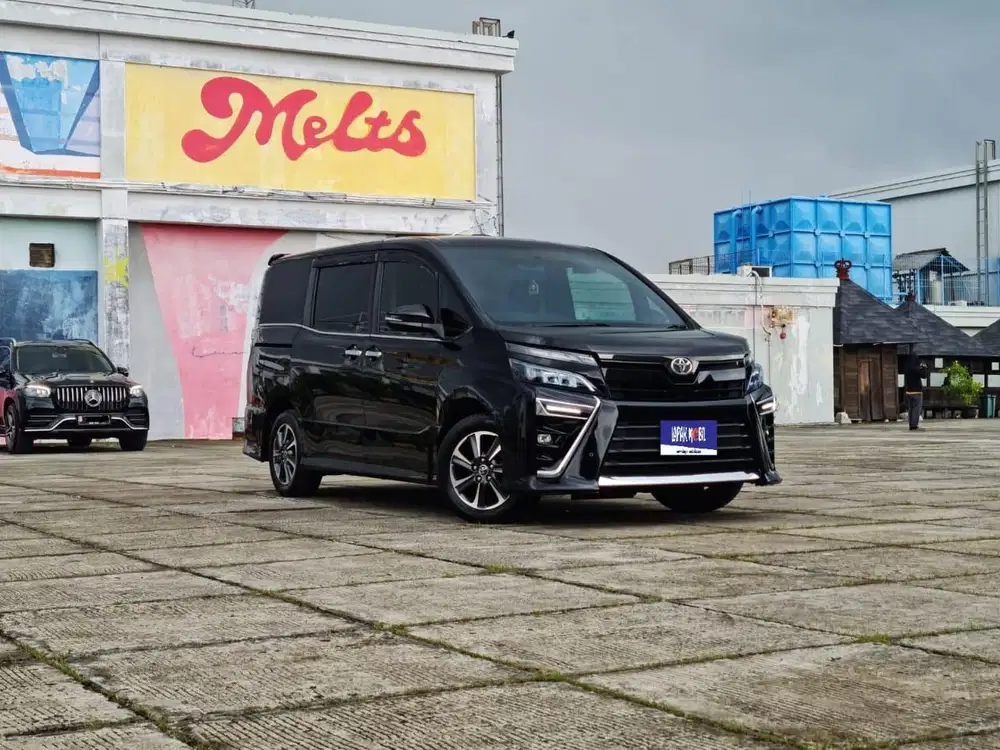 Toyota Voxy 2.0 AT 2018 Hitam KM 68RB