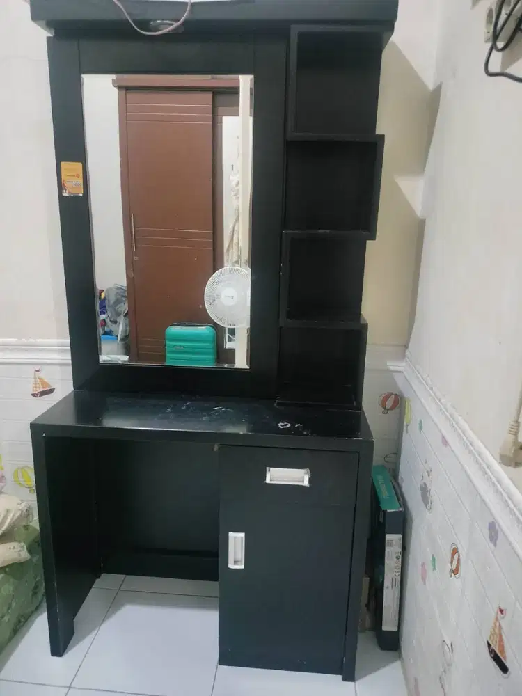 Meja Rias Mewah dengan Lampu dan Kursi