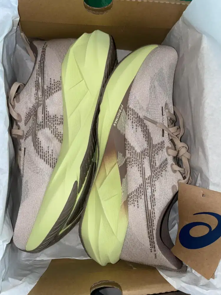 Asics Novablast V size 40, US 9