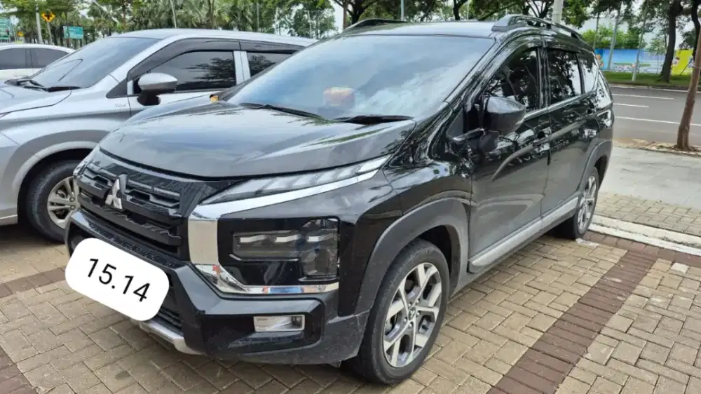 Xpander Croos Premium 2024 matic hitam 2023 bagus terawat 2025 Tangan