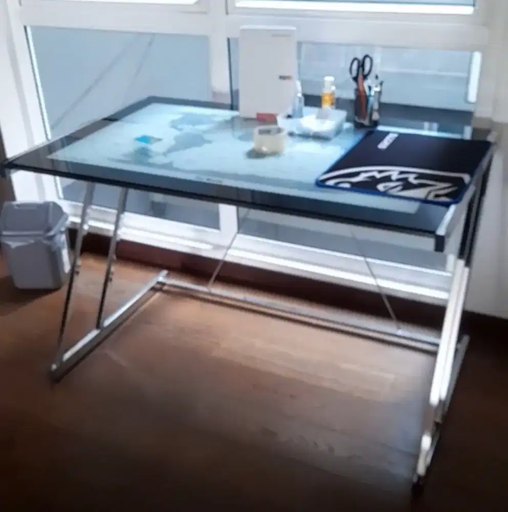 Meja kaca kantor/komputer