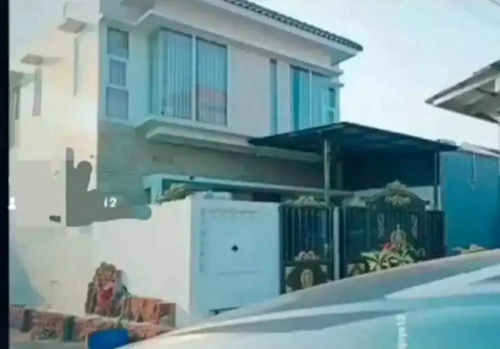 Rumah mewah fasilitas kolam renang pribadi