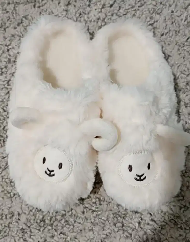 Preloved, YANG , Sandal Rumah bulu anti slip, Sheep, Putih size 38-39