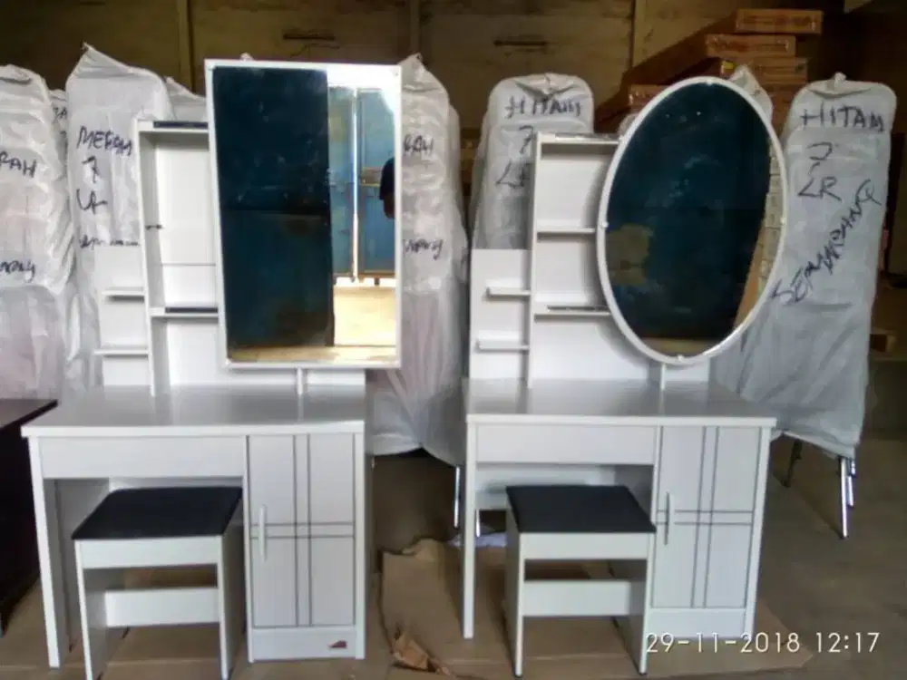 Meja rias oval dan kotak cermin model geser
