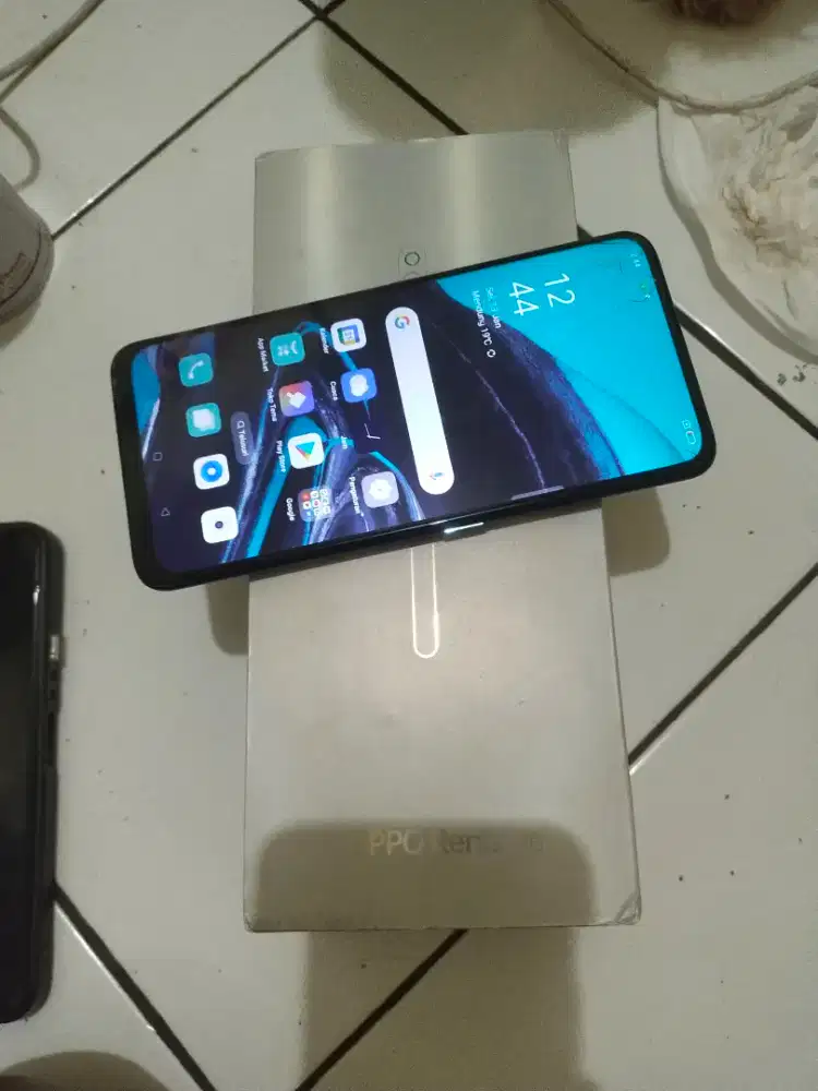 Oppo Reno 2F   8+3/128  minus Fingerprint off sm retak dikit kyk
