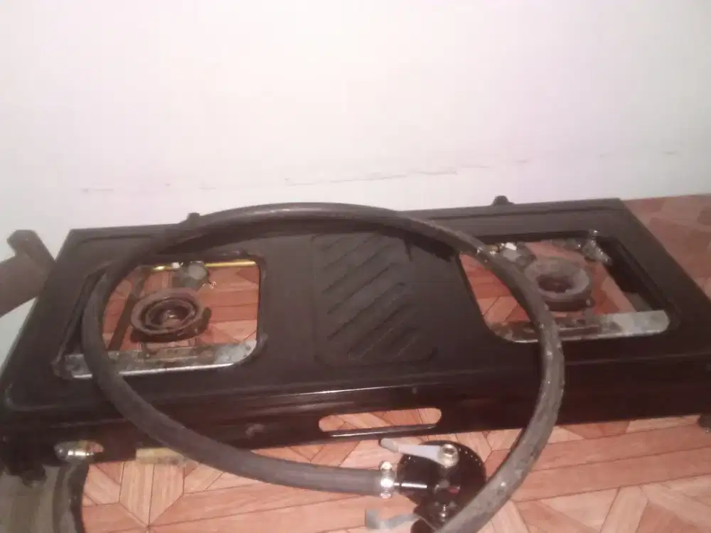 Jual kompor gas 2 tungku. Masih bagus .