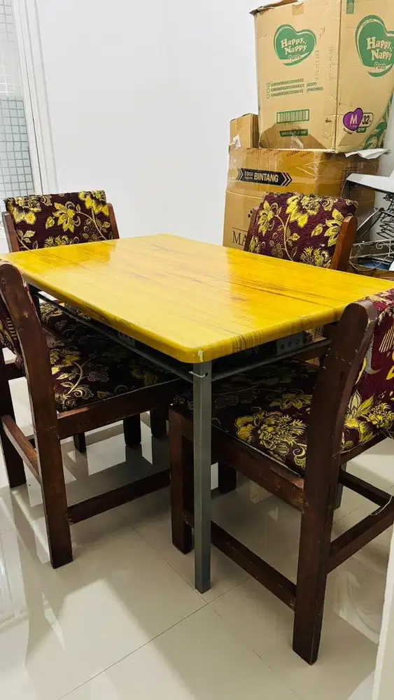 Meja makan 4 kursi jati