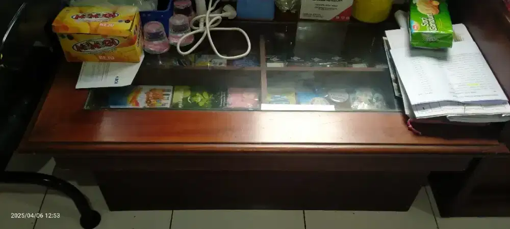 Meja sofa dengan kaca dan laci