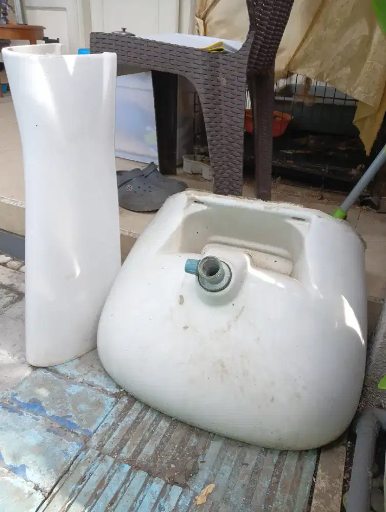 Wastafel (bathroom sink) merk Toto dan Aquarium Tank Medium