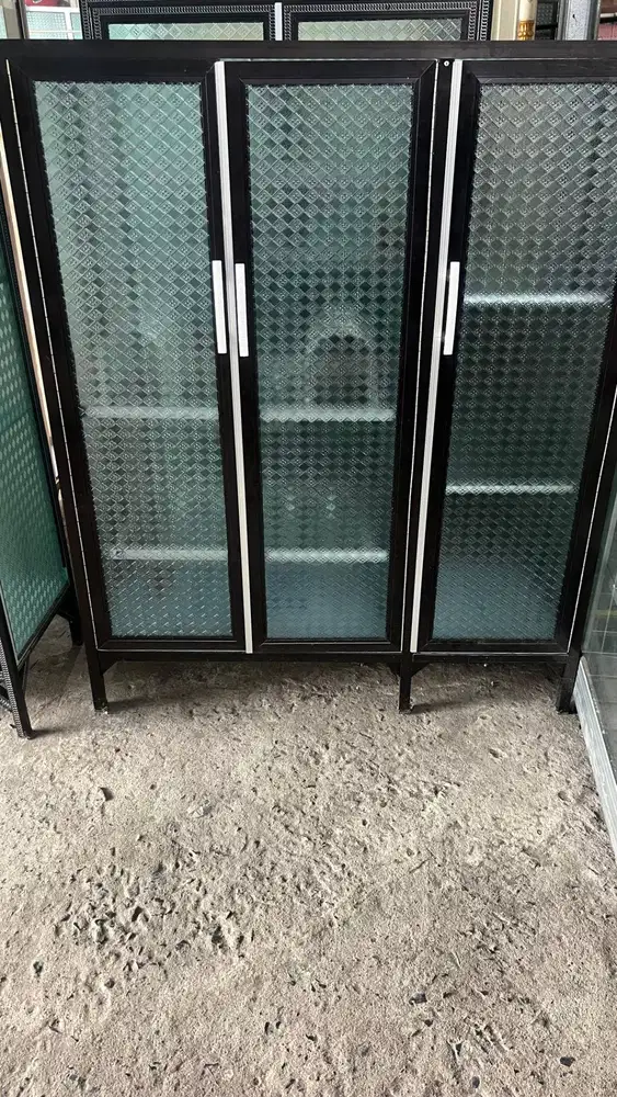 RAK PIRING KACA 3 PINTU