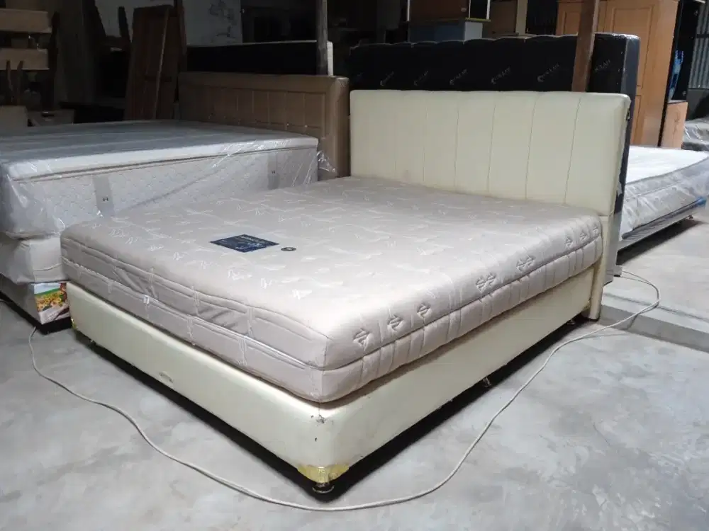 DIJUAL SET SPRINGBED 6 KAKI 180X200 MERK HELUX ARNOLD KERAS BEKAS 80%
