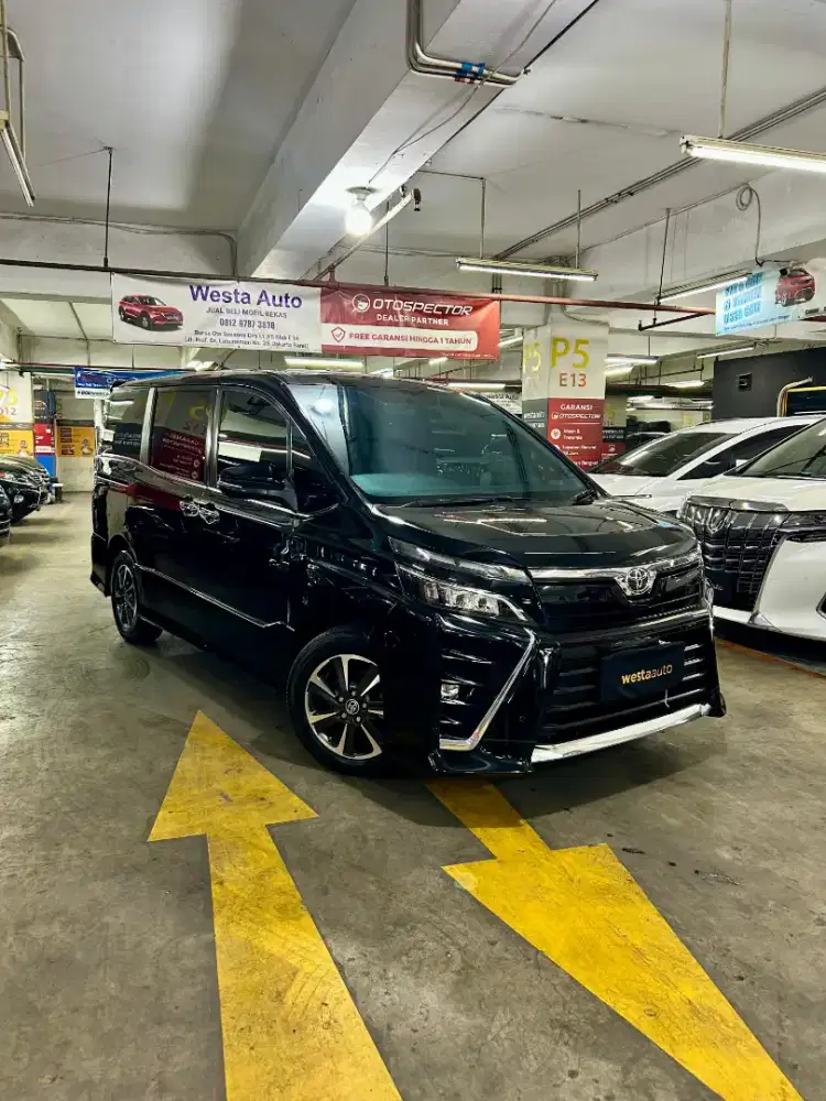 Toyota Voxy 2.0 AT 2020 terawat bkn 2021
