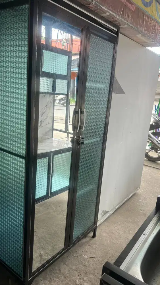 LEMARI BAJU KACA 2 PINTU