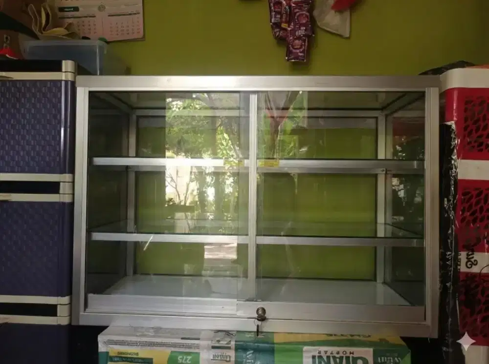 Etalase toko atau warung