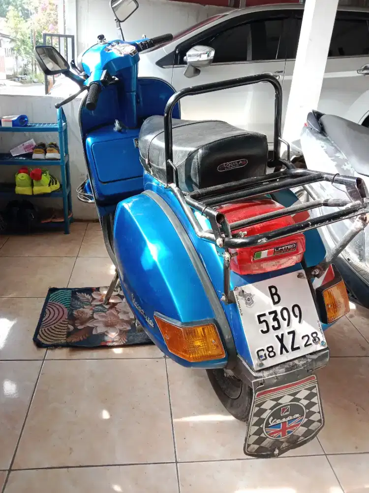 Vespa tahun 1986 biru