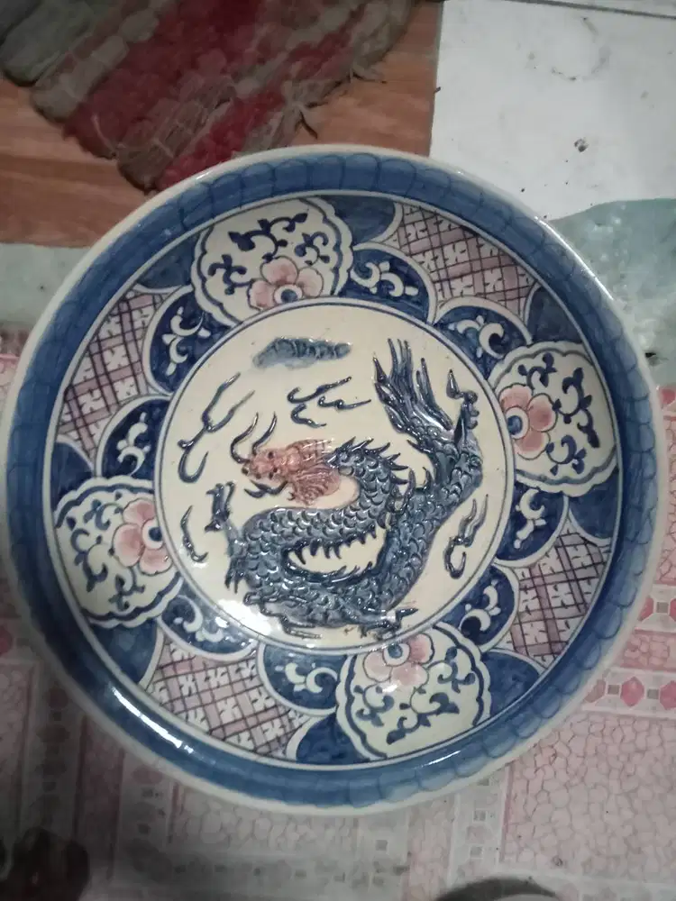 Piring naga anti Tiongkok motif timbul