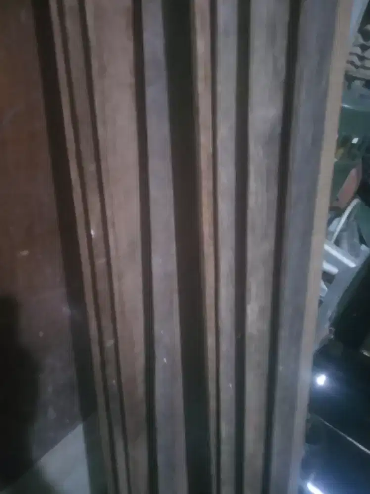 Di jua kayu tebal bekas ranjang