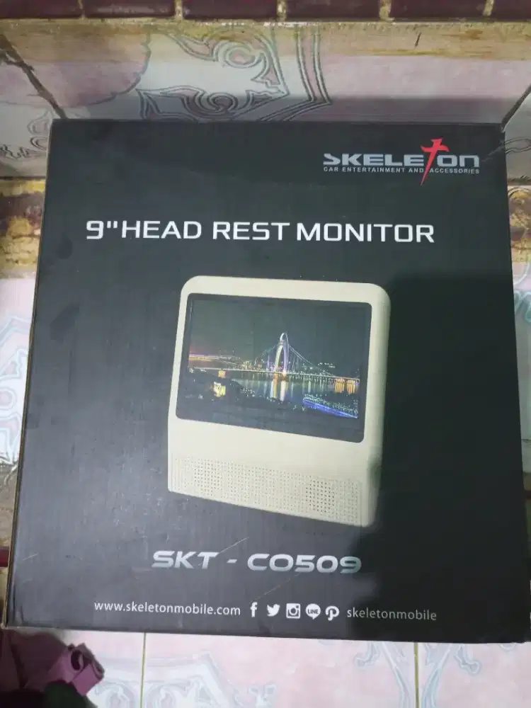 Skeleton head rest monitor