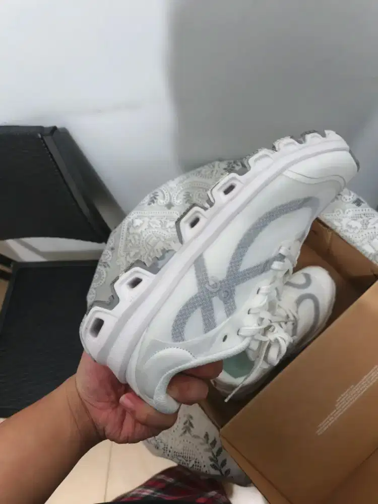 Sepatu On Cloud x Loewe